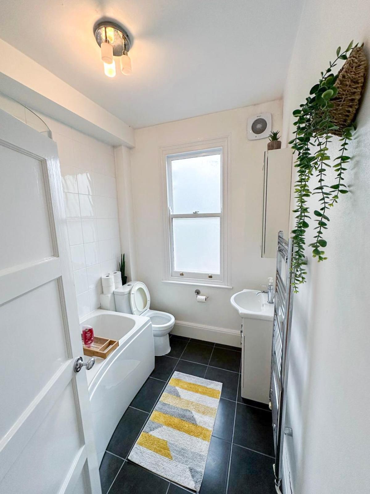 Lovely 3 Bedroom Maisonette With Private Roof Terrace In Hammersmith ลอนดอน ภายนอก รูปภาพ
